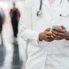 Médecin sur son téléphone à l'hôpital.