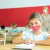 Schulmädchen mit Maske