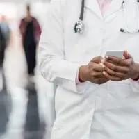 Médecin sur son téléphone à l'hôpital.