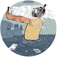 Mann steht bis zur Hüfte im Wasser mit Taucherbrille und blickt auf sein Handy, das ihn wie ein Duschkopf mit einem Wasserstrahl überflutet