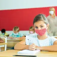 Schulmädchen mit Maske
